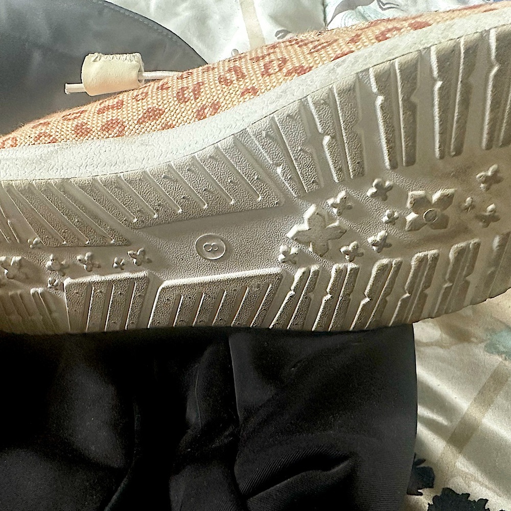 Woman’s size 8 simply southern shoes.